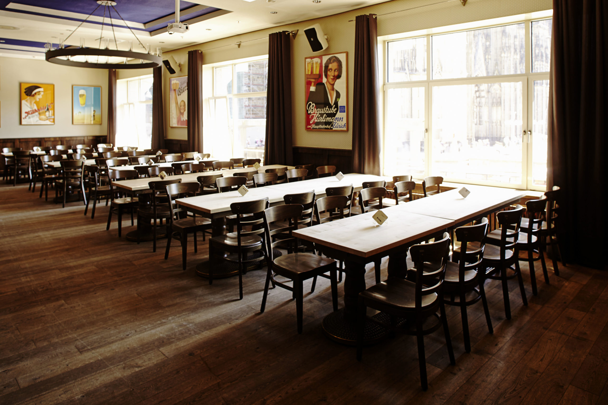 Brauhaus Ob Tagungen, oder festliche Veranstaltungen: in unserer Veranstaltungsräumlichkeit: Domstube im Obergeschoss genießen Sie den sagenhaften Ausblick auf den Kölner Dom. Hier wird jedes Fest ein Fest!