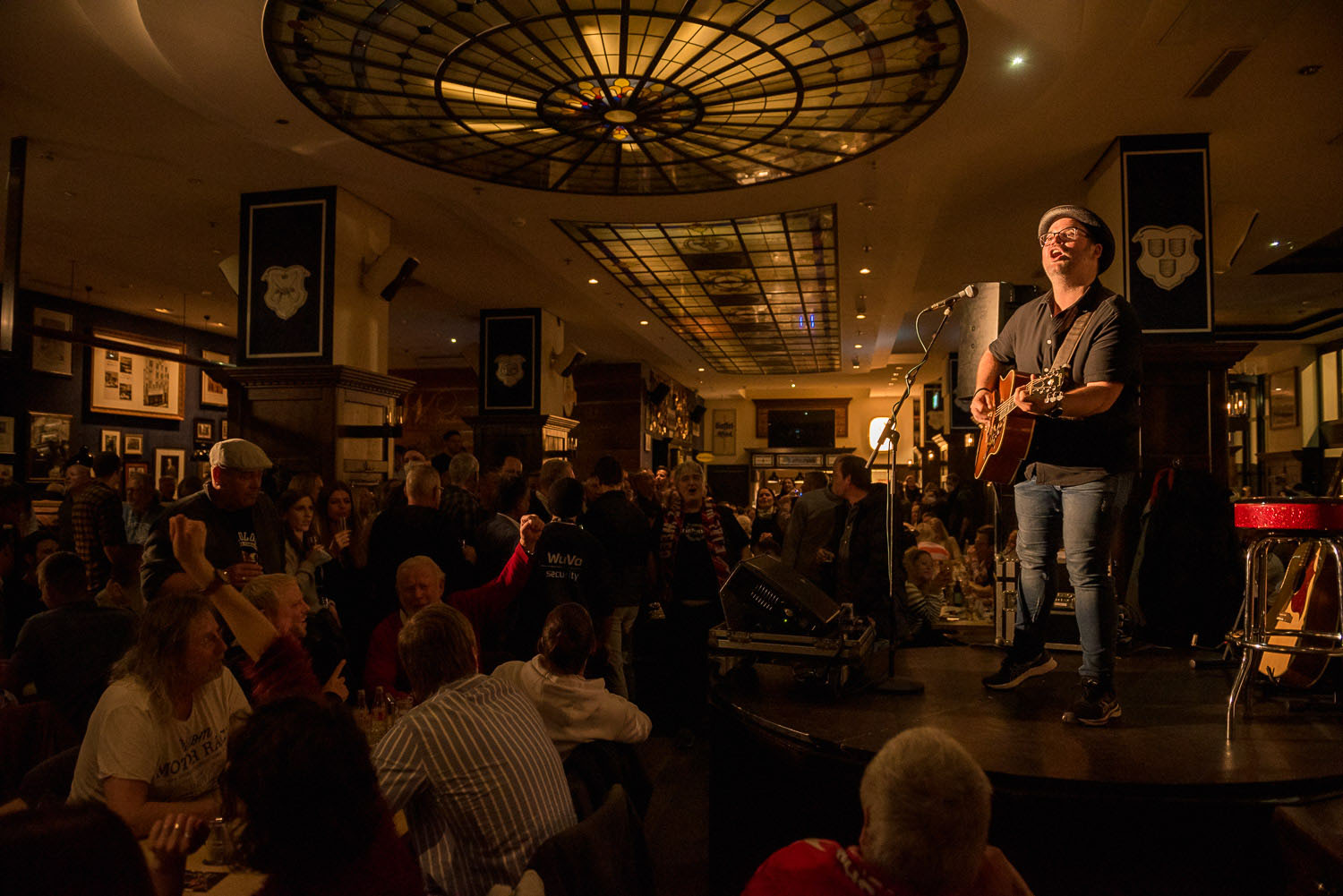 Jeden Freitag lädt der Kölsche Barde Björn Heuser zum Mitsingen bei uns im Brauhaus ein.